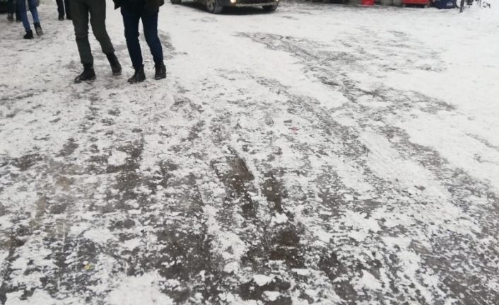 Yüksekova’da yollar buz pistine döndü