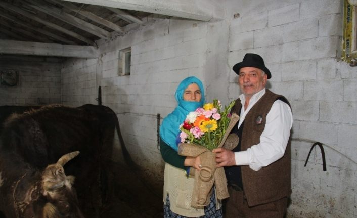 42 yıllık eşine ahırda Sevgililer Günü sürprizi