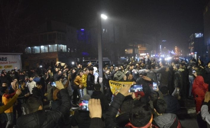 Ağrı’da Galatasaraylı taraftarlar, 20 yıl sonra gelen Kadıköy galibiyetini coşkuyla kutladı