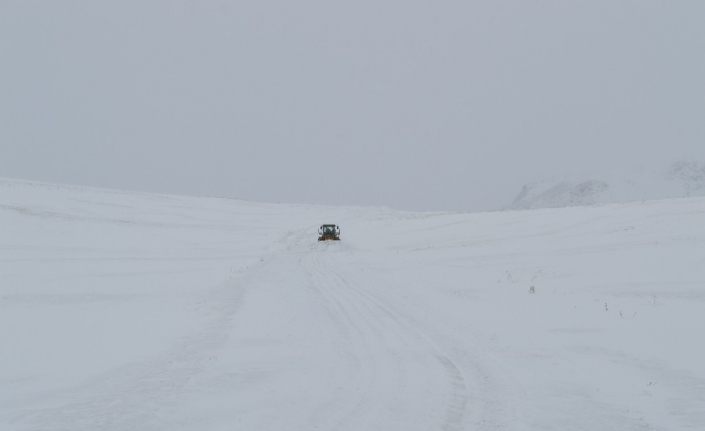 Ağrı’da kar köy yollarını kapadı, ekipler hastalar için seferber oldu