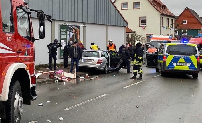 Almanya’da karnaval geçidi sırasında bir araç kalabalığın arasına daldı