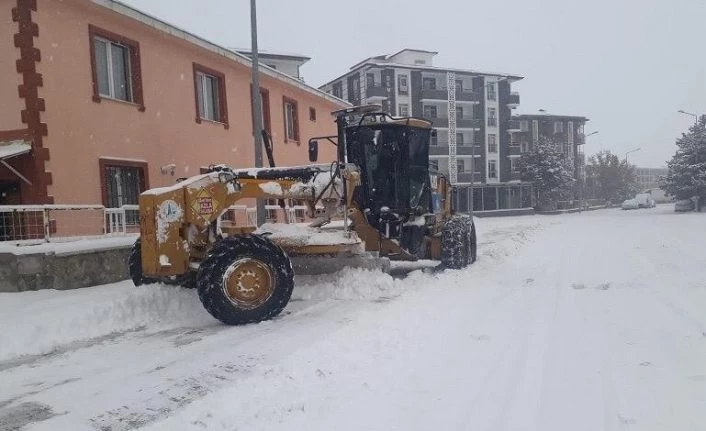 Aziziye’de karla mücadele çalışmaları devam ediyor