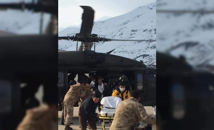Bahçesaray’daki 5 hasta askeri helikopterle Van’a sevk edildi