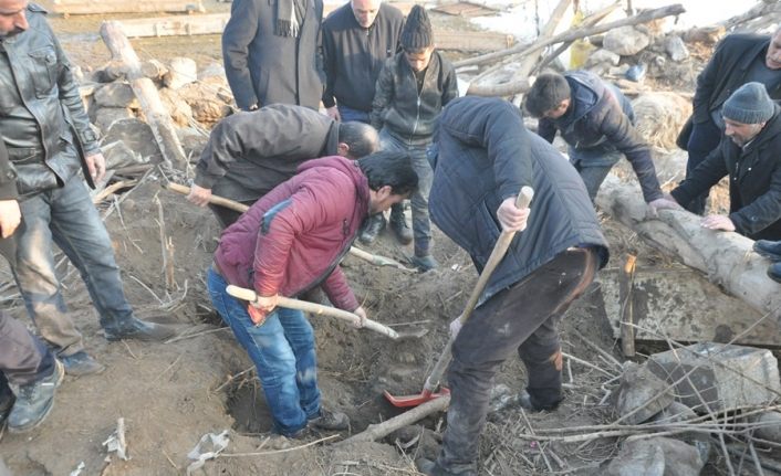 Başkale'deki depremden geriye kalan enkaz yığınları