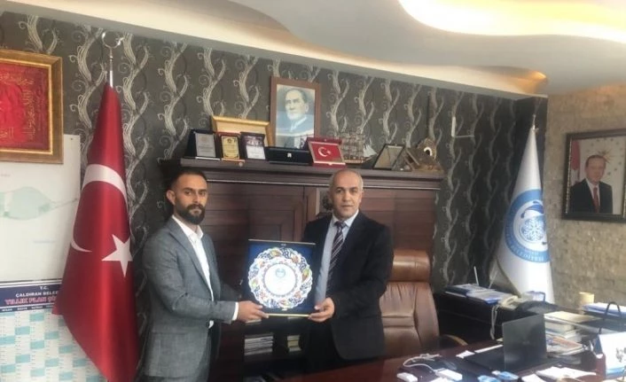 Çaldıran Belediye Başkanı Ensari’den duyarlı ses sanatçısına plaket
