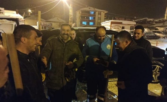 Erciş Belediye Başkan Vekili Mehmetbeyoğlu’ndan personele bere ve eldiven