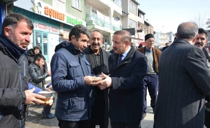 Başkan Yaptırmış, soğuk havada çalışan pazarcılara çorba dağıttı