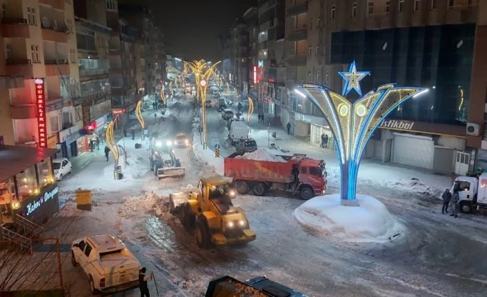 Belediye ekibi caddelerde sabahladı