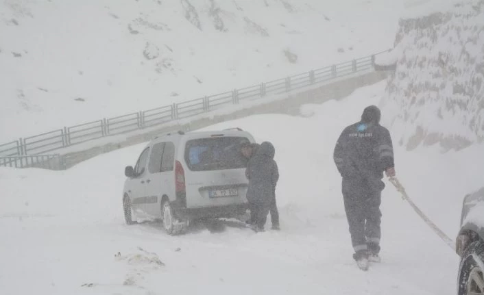 Belediye ekipleri yolda mahsur kalanları kurtardı