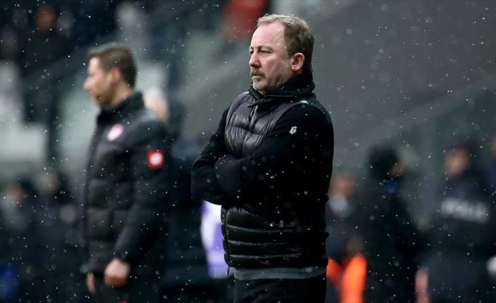 Beşiktaş Teknik Direktörü Sergen Yalçın: Önce kafalarını değiştirmek lazım, işin oyun tarafı kolay