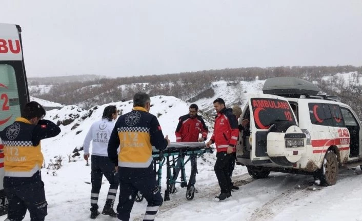 Bingöl’de karlı yolları aşan UMKE ekibi, düşüp ayağı kırılan kadının imdadına yetişti