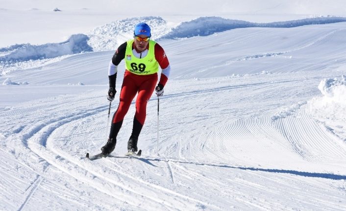 Bitlis’te 22 ilden 300 kayakçı kıyasıya yarışıyor
