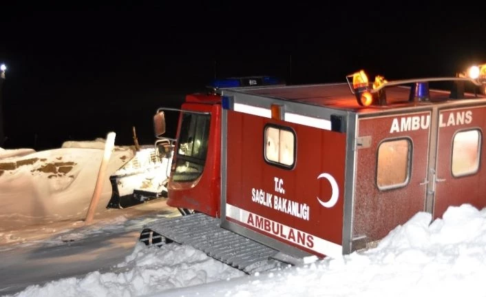 Bitlis’teki çetin kış şartlarında hastaların imdadına paletli ambulanslar yetişiyor