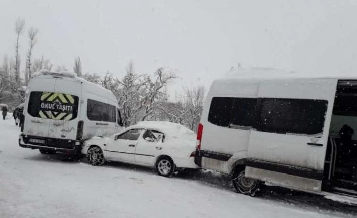 Buzlanan yolda kayan servis minibüsü kamerada
