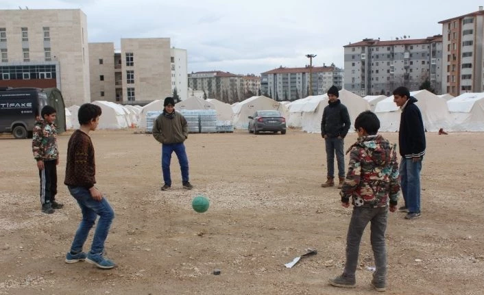 Çadırda da yaşasalar, çocuklar futboldan vazgeçemiyor