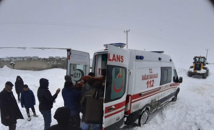 Çaldıran Belediyesinden yol açma ve mahsur kalanları kurtarma çalışması