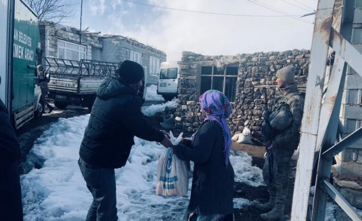 Çaldıran Belediyesinin yardımları Başkale’deki depremzedelere ulaştırıldı