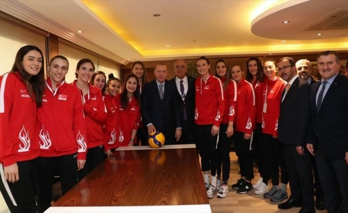 Cumhurbaşkanı Erdoğan, A Milli Kadın Voleybol Takımı oyuncularıyla bir araya geldi