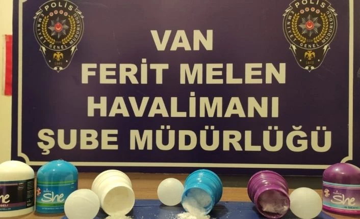 Deodorant şişesine zulaladığı uyuşturucuyla uçağa binmek isterken yakalandı