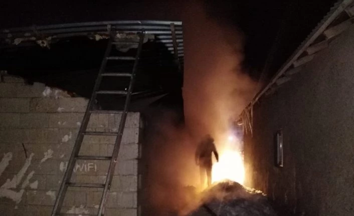 Van Özalp'te depo olarak kullanılan garaj alev alev yandı