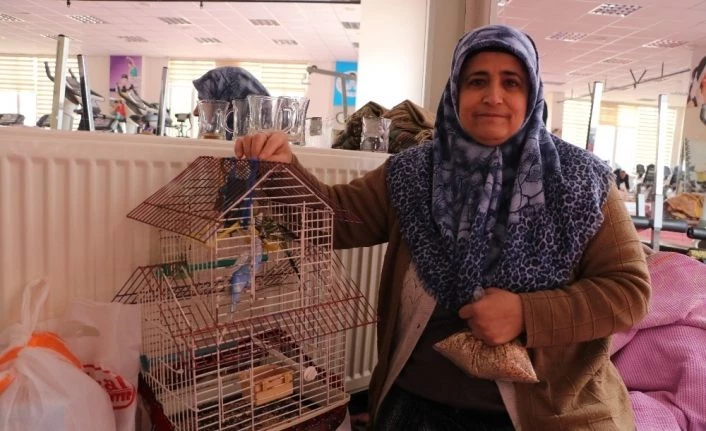 Depremde evindeki her şeyi bıraktı, kuşlarını kurtardı