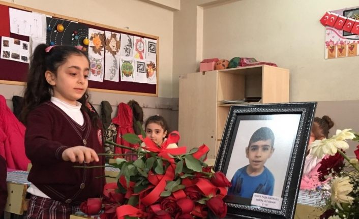 Depremde hayatını kaybeden Miraç Ali’nin arkadaşları ilk derse hüzünlü başladı