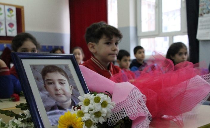 Depremde hayatını kaybeden Muhammed’in masasına çiçekler bırakıldı