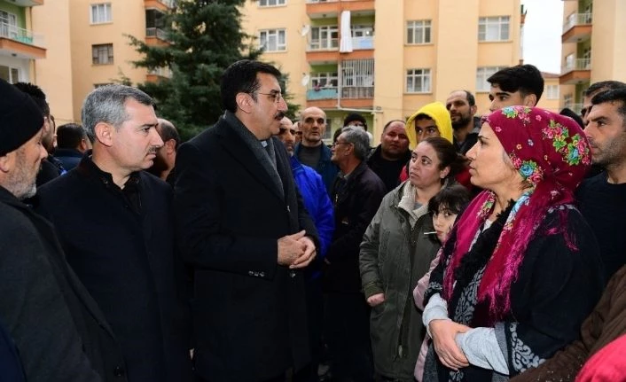 Depremde zarar gören ve mühürlenen binalarda inceleme yapıldı