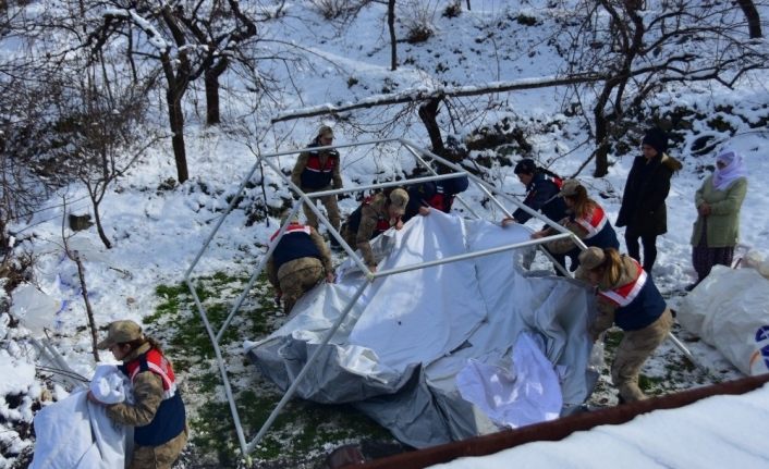 Depremzede çadırlarına Jandarma Kadın Astsubay eli