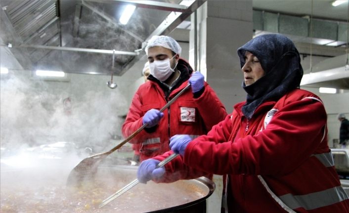 Depremzedeler için gönüllü anne oğlu görevde