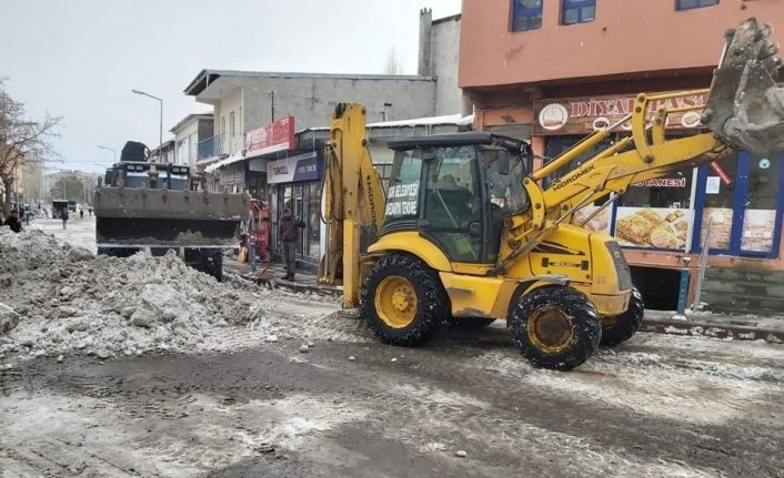 Digor Belediyesi yol ve kaldırımların karını temizliyor