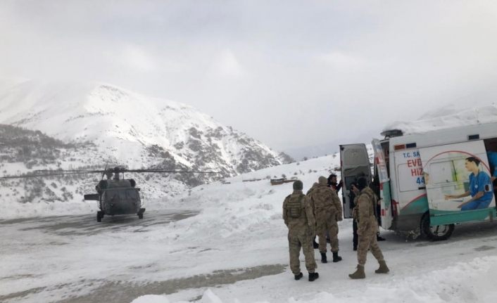 Van Çatak'taki diyaliz hastası askeri helikopterle hastaneye ulaştırıldı