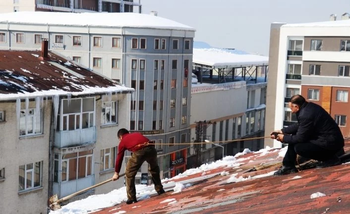 Van'da ekmek paraları ipin ucunda