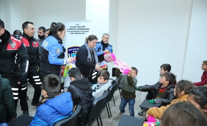 Elazığ polisi, depremzede çocukları emniyette ağırladı