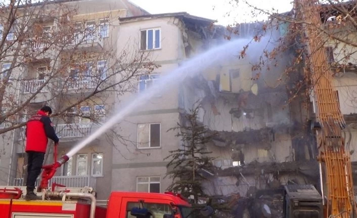 Elazığ’da acil yıkım kararı verilen binalar tek tek yıkılıyor