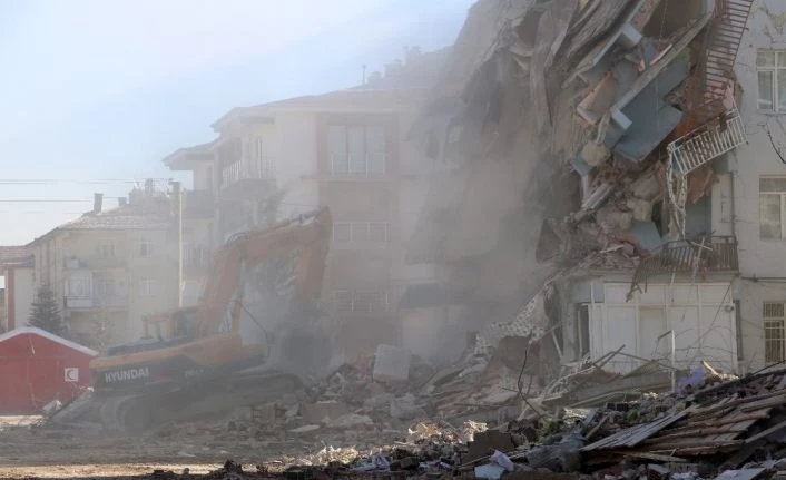 Elazığ’da depremde hasar gören bina çöktü