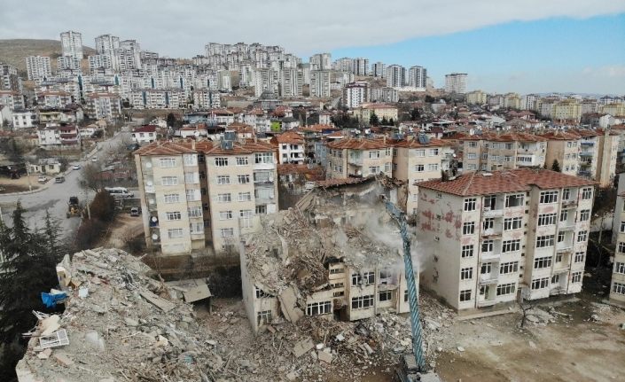 Elazığ’da depremde hasar gören binalar yıkılıyor