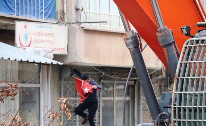 Elazığ’da yıkım öncesi operatörün bayrak hassasiyeti