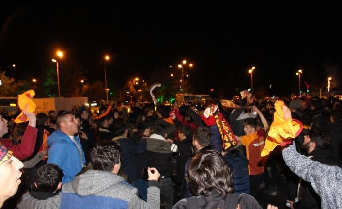 Erzurum’da Galatasaraylı taraftarlar, Kadıköy galibiyetini coşkuyla kutladı