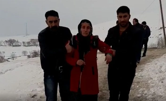 Eşini ve 4 çocuğunu Başkale'deki depremde kaybeden annenin feryadı yürek dağladı