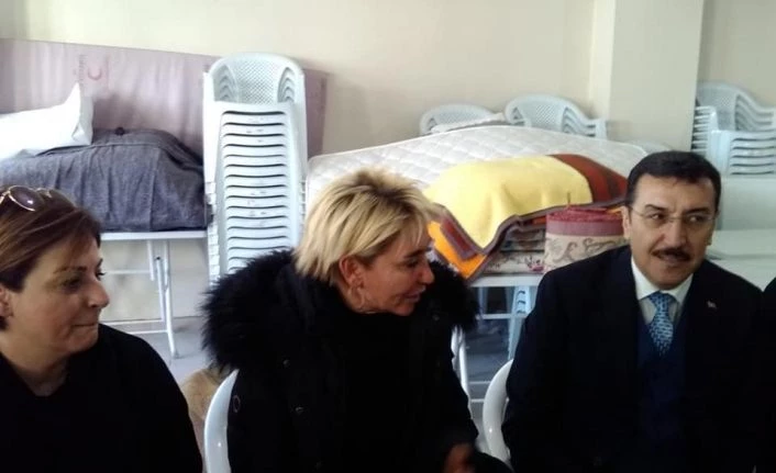 Gönüllülerin deprem bölgesine yardımları sürüyor