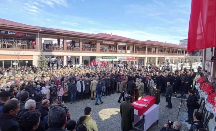 Görev başında hayatını kaybeden Albay Ejder Kanter, gözyaşları arasında toprağa verildi