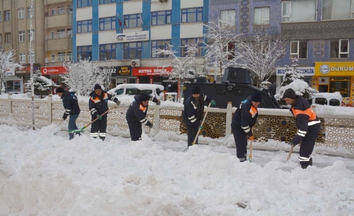 Hakkari kar küreme timi iş başında