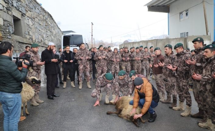 Hakkari özel harekat polislerine dualar eşliğinde çığ eğitimi