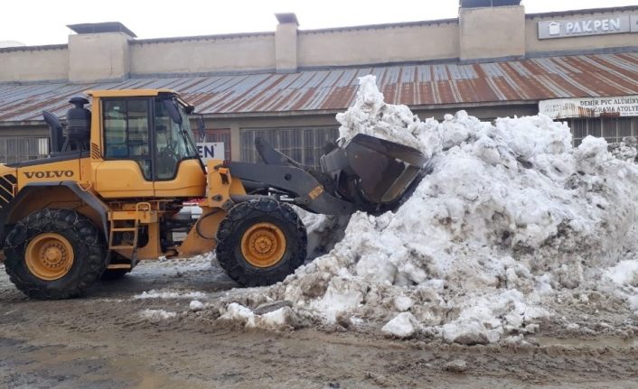 Hakkari sanayisi kar dağlarından temizleniyor