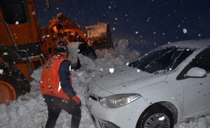 Hakkari’de çığ nedeniyle mahsur kalan 11 kişi kurtarıldı