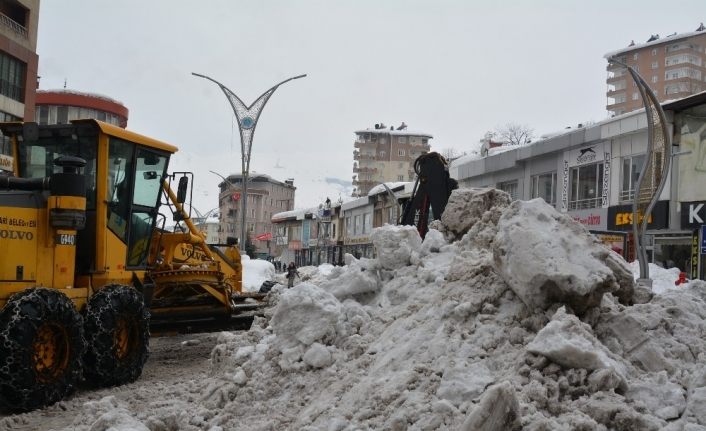 Hakkari’deki kar yığınları kent dışına çıkartılıyor