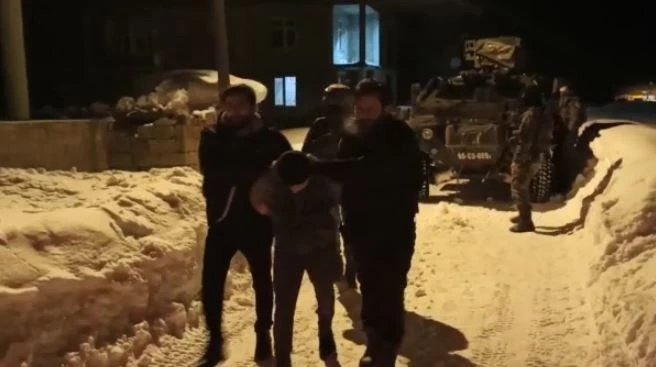 Van Cumhuriyet Caddesi'nde bomba ihbarı yapılan paketten neler çıktı? Paketi bırakan yakalandı!