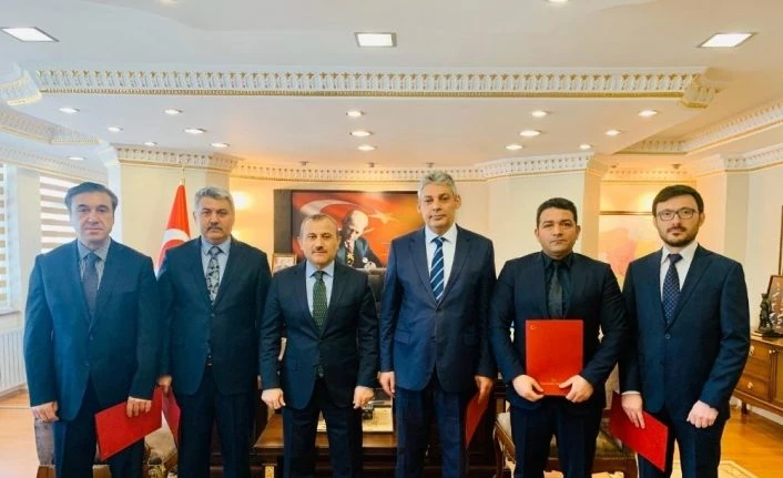 İltica için yazılan nefret sözlerini çözen polis ve idarecilere başarı belgesi