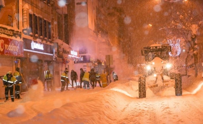 Van İpekyolu’nda karla mücadele çalışması